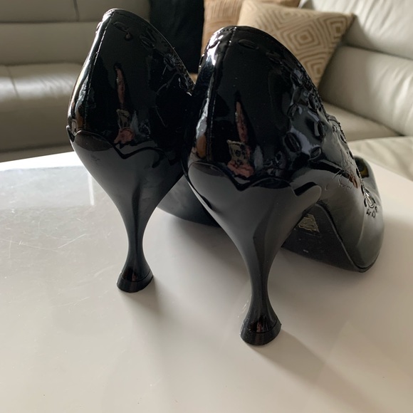 John Fluevog black patent pumps in black, size 9. Fits like an 8.5. - Picture 3 of 3